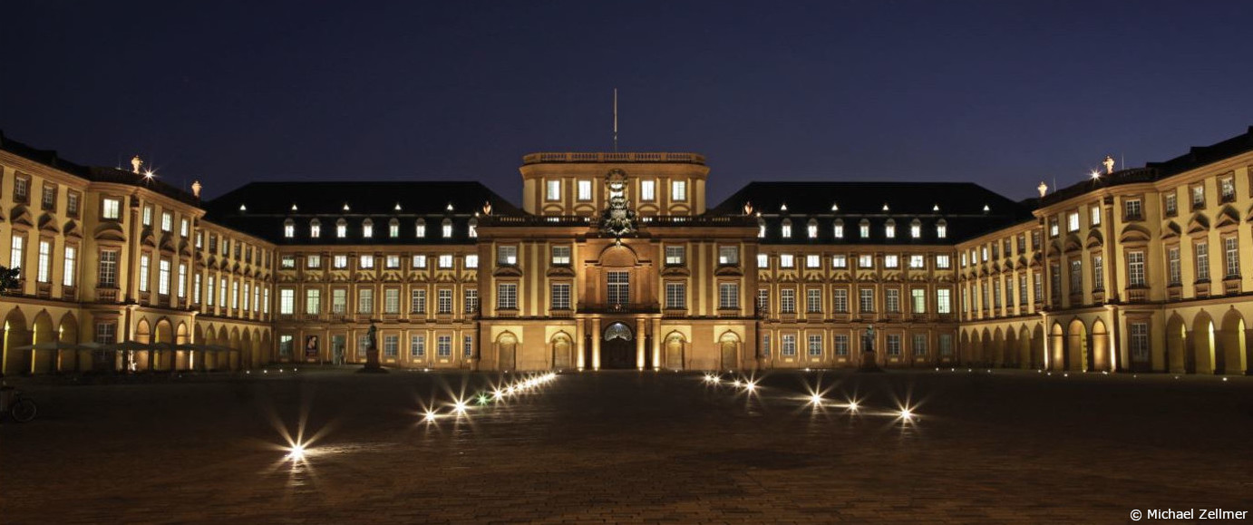 Die Universität Mannheim bei Nacht