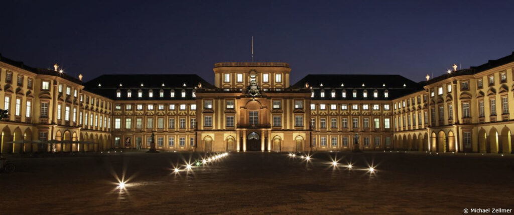 Die Universität Mannheim bei Nacht