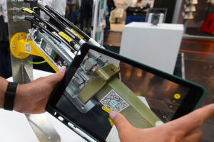 Person scanning a digital nameplate with his tablet camera