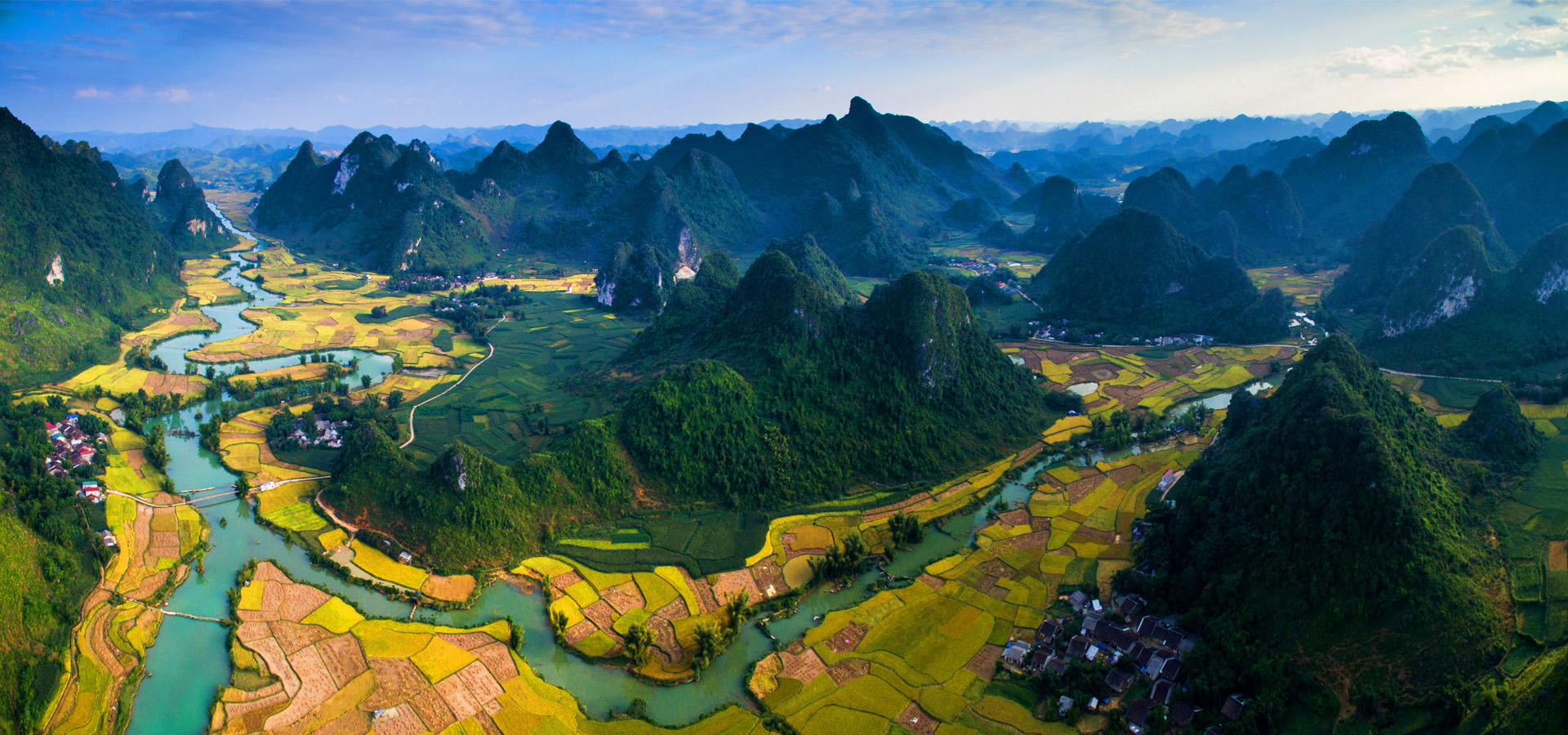 Vietnamesische Landschaft mit Bergen und Flüssen