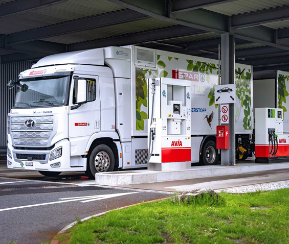 LKW tankt Wasserstoff