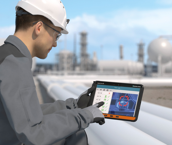 mobile worker using a Tab-Ex 04 Pro hazardous-area tablet from Pepperl+Fuchs