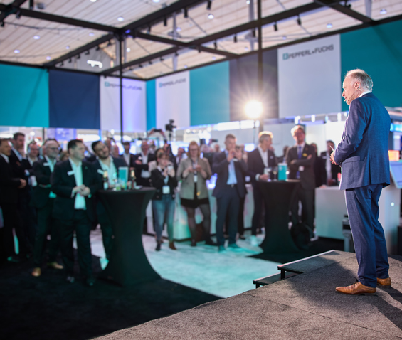 Dr. Kegel's farewell speech in front of shareholders, employees, friends, and guests at the Pepperl+Fuchs booth.