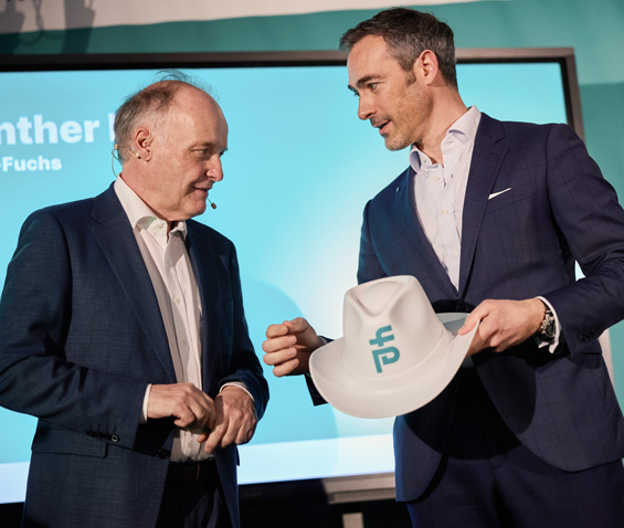 The chairmanship of the board was symbolically handed over to Dr. Wilhelm Nehring with the presentation of a Pepperl+Fuchs Stetson hat by Dr. Gunther Kegel