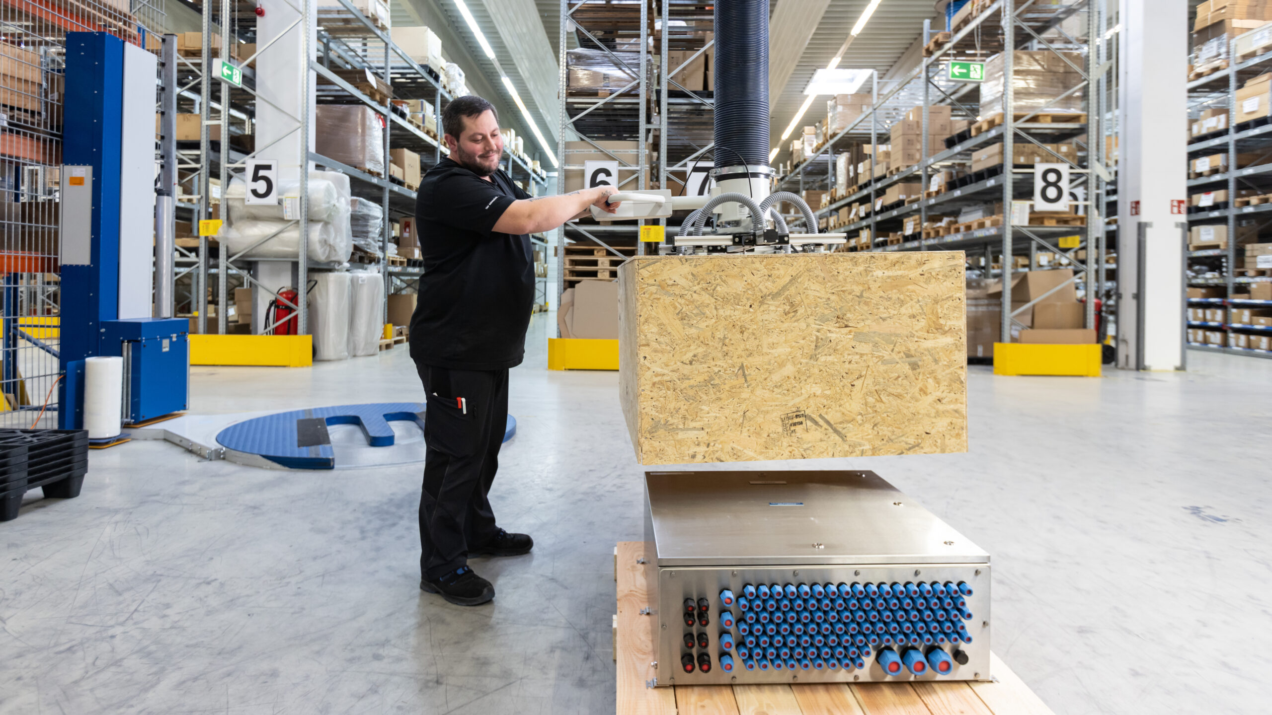 Mitarbeiter beim Verpacken einer Lösung im SEC
