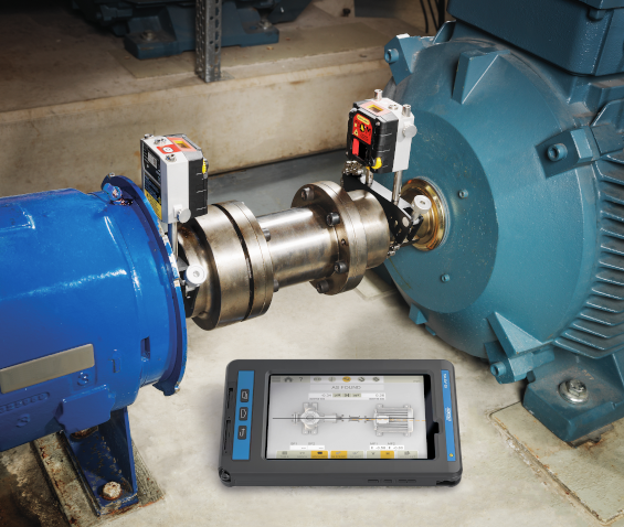 Das Wellenausrichtungssystem XT550 wird zwischen einer Pumpe und einem Motor angebracht, während das Tablet Tab-Ex 03 durch den Ausrichtungsprozess führt.
